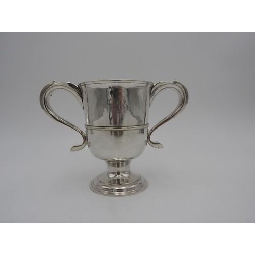 201 - GEORGE III SILVER CUPJOHN LANGLANDS & JOHN ROBERTSON, NEWCASTLE 1786with twin s-scroll handles a... 