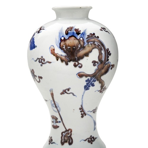 66 - RARE COPPER RED AND UNDERGLAZE BLUE 'DRAGON' VASE, MEIPING KANGXI PERIODthe sides decorated with two... 