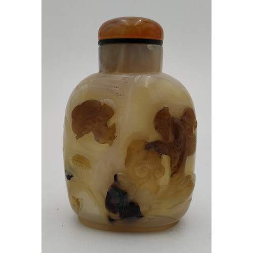 309 - CARVED AGATE SNUFF BOTTLE QING DYNASTY,19TH CENTURYfinely carved with scholars within a mountain lan... 