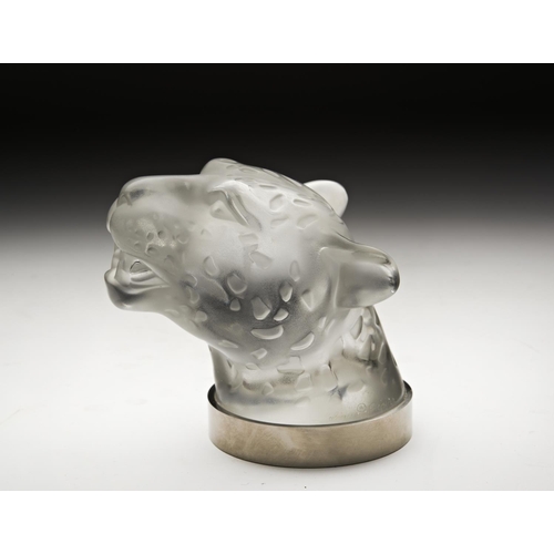 214 - A MODERN LALIQUE 'PANTHERE' HEAD FIXED ON A METAL MOUNTengraved 'Lalique (R) France'9 cm high max... 