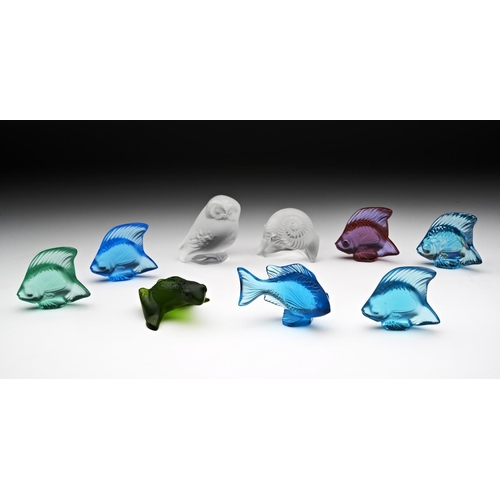 221 - A GROUP OF SIX MODERN LALIQUE FISH SEALS various colours; all engraved 'Lalique (R) France', and a s... 