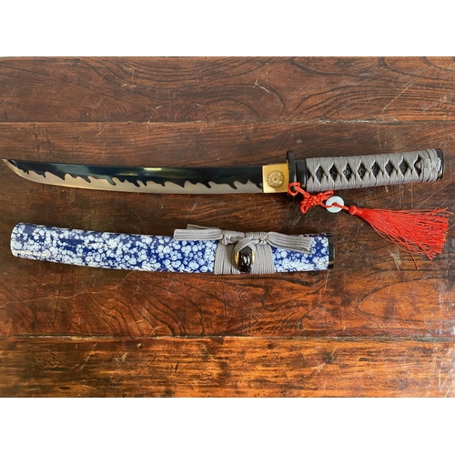 107 - ORIENTAL-STYLE REPLICA SHORT-BLADED ORNAMENTAL SWORD WITH MOTTLED BLUE SCABBARD (50CM LONG)