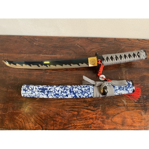 107 - ORIENTAL-STYLE REPLICA SHORT-BLADED ORNAMENTAL SWORD WITH MOTTLED BLUE SCABBARD (50CM LONG)