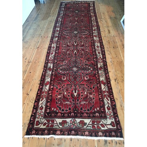 99 - AN IRANIAN HAND KNOTTED HAMADAN RUNNER, 420 x 105cm