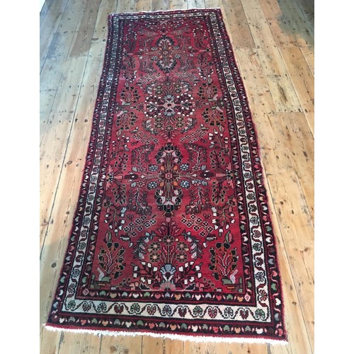 100 - AN IRANIAN HAND KNOTTED FLORAL PATTERN HAMADAN RUG, 290 x 105cm