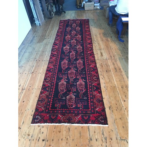 102 - AN IRANIAN HAND KNOTTED HAMADAN RUNNER, 400 x 100cm