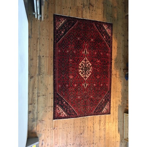 103 - AN IRANIAN HAND KNOTTED HAMADAN MEDALLION PATTERN RUG, 245 x 160