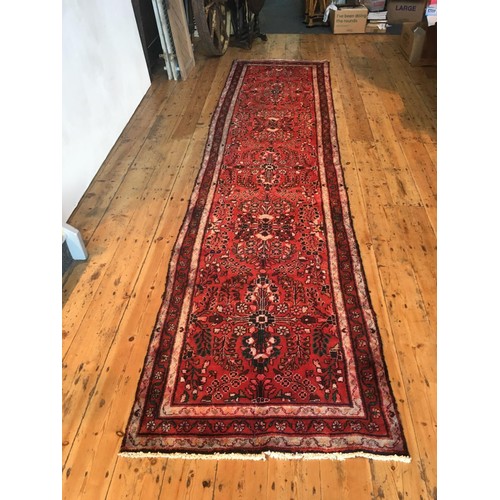 104 - AN IRANIAN HAND KNOTTED HAMADAN RUNNER, 420 x 100cm