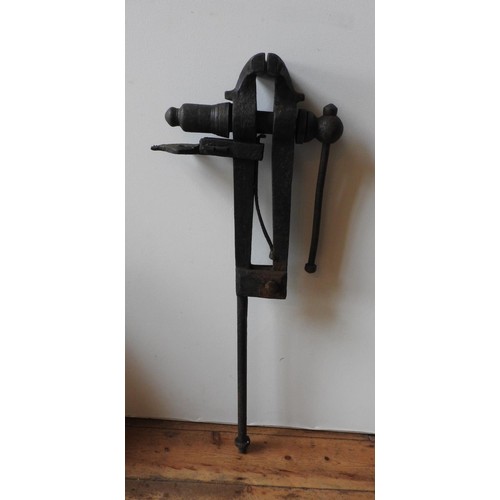 604 - A 19th CENTURY FARRIERS VICE104cm high