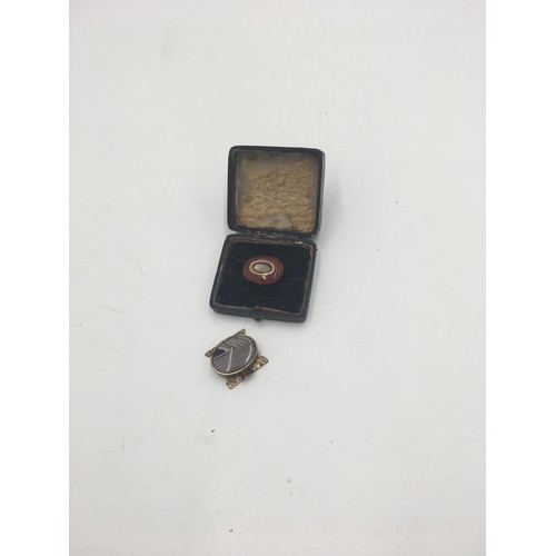 587 - HARDSTONE MOURNING BROOCH AND AGATE STONE