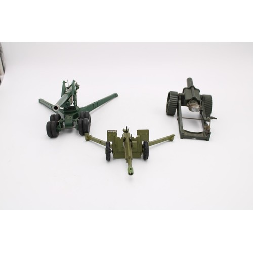 405 - A GROUP OF THREE DIE-CAST METAL HEAVY ARTILLERY GUNS, Britain's 155mm long range gun, Britain's Howi... 