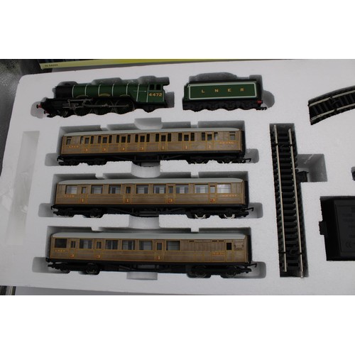 409 - A HORNBY 'FLYING SCOTSMAN' TRAIN SET COMPLETE IN ORIGINAL BOX, contains LNER A3 class loco and tende... 