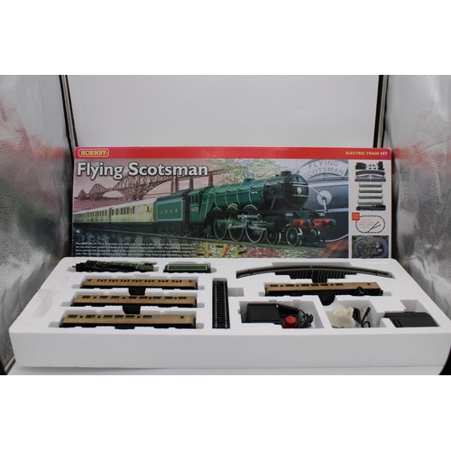 409 - A HORNBY 'FLYING SCOTSMAN' TRAIN SET COMPLETE IN ORIGINAL BOX, contains LNER A3 class loco and tende... 