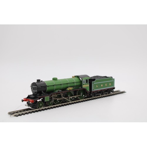 417 - A LNER NO.2859 'NORWICH CITY' B17 FOOTBALLER CLASS GRESLEY LOCO WITH POWERED TENDER, in 00 scale by ... 