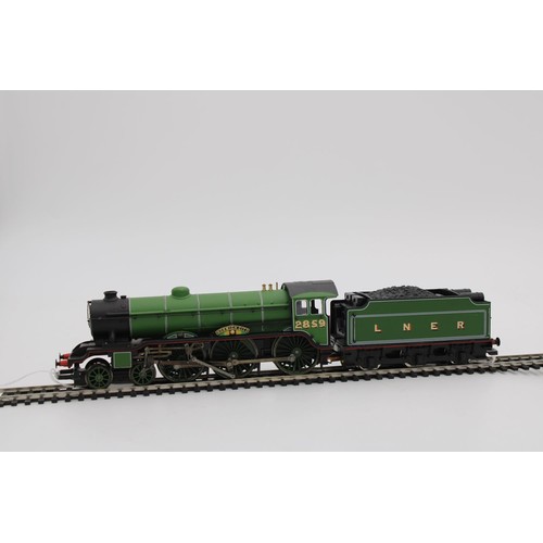 417 - A LNER NO.2859 'NORWICH CITY' B17 FOOTBALLER CLASS GRESLEY LOCO WITH POWERED TENDER, in 00 scale by ... 