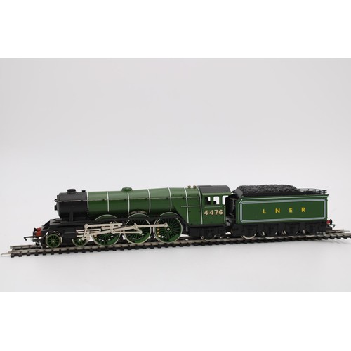 418 - A LNER NO.4476 'ROYAL LANCER' A1 CLASS GRESLEY LOCO WITH POWERED TENDER, in 00 scale by Hornby, good... 