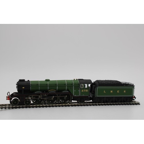 419 - A LNER NO.2751 'HUMOURIST' A3 CLASS GRESLEY LOCO WITH DOUBLE CHIMNEY AND POWERED TENDER, in 00 scale... 