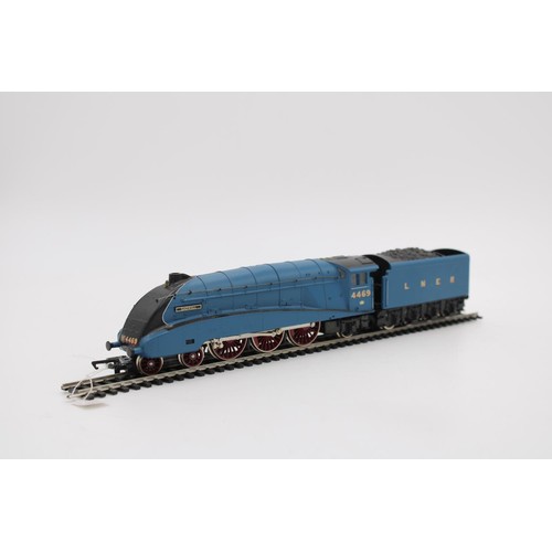 421 - A LNER NO.4469 'GADWALL' A4 CLASS GRESLEY LOCO WITH POWERED TENDER, in 00 scale by Hornby, good cond... 