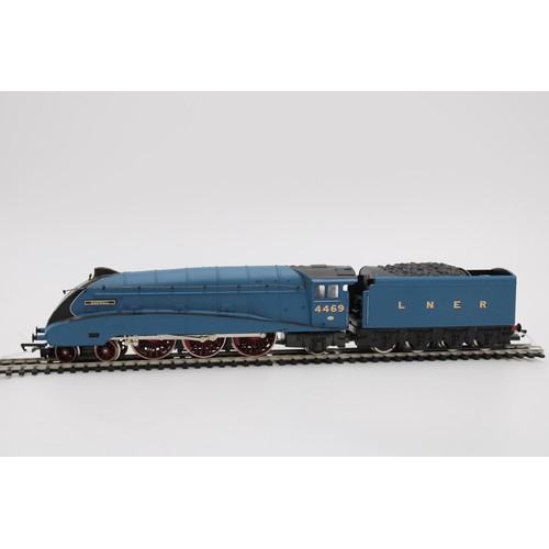 421 - A LNER NO.4469 'GADWALL' A4 CLASS GRESLEY LOCO WITH POWERED TENDER, in 00 scale by Hornby, good cond... 