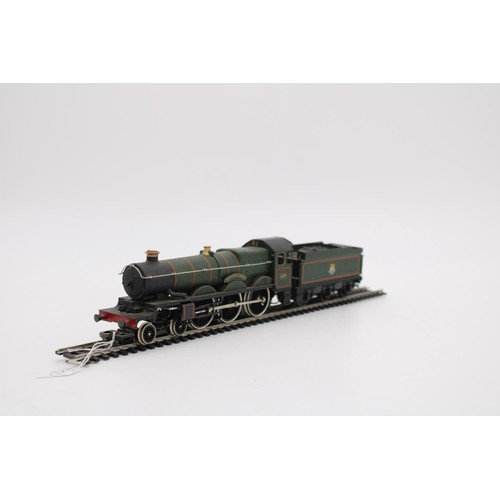 425 - A BR NO.4078 'PENDENNIS CASTLE' EX-GWR CASTLE CLASS, in 00 scale by Airfix, with motorized tender, i... 