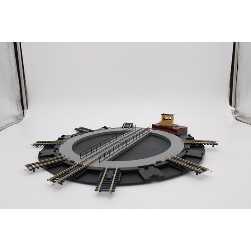 430 - A HORNBY ELECTRICALLY OPERATED TURNTABLE WITH SEVEN ROADS, boxed.