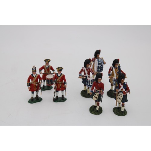 438 - DRUM AND COLOUR GROUP OF FIVE SCOTS GUARDS FIGURES FROM THE WATERLOO ERA, with three soldiers from t... 