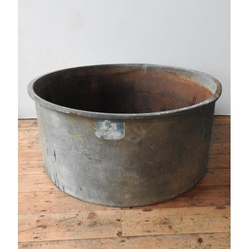 102 - A VERY LARGE GALVANISED STEEL CIRCULAR TUB / PLANTER, 125cm dia, 55cm deep