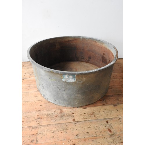 102 - A VERY LARGE GALVANISED STEEL CIRCULAR TUB / PLANTER, 125cm dia, 55cm deep