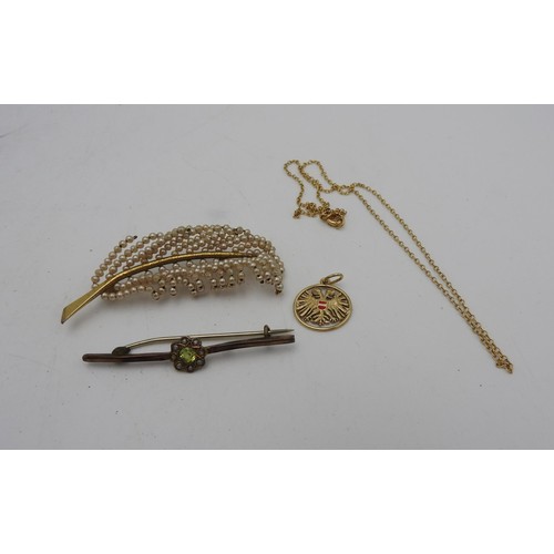 517 - A SEED PEARL SET FERN BROOCH, PERIDOT SET BAR BROOCH, YELLOW METAL CHAIN AND AUSTRIAN FOB