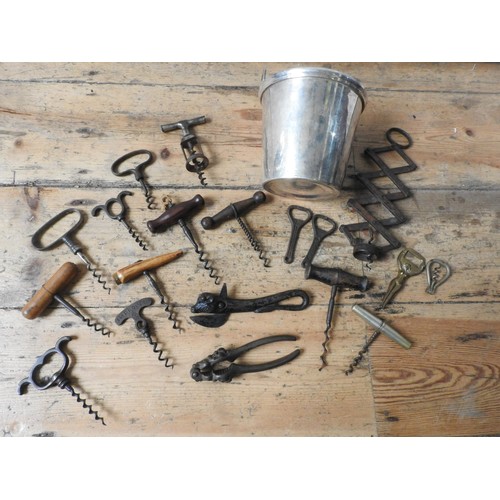 122 - A SILVER PLATED BRITISH AIRWAYS CHAMPAGNE BUCKET AND A COLLECTION OF VINTAGE CORKSCREWS AND TIN OPEN... 