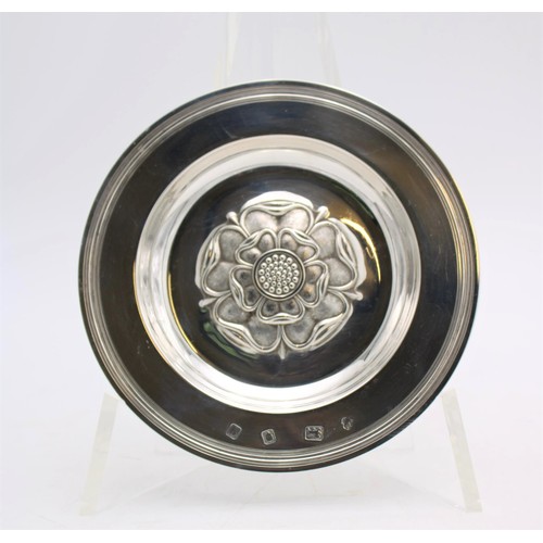 465 - A HALLMARK SILVER TUDOR ROSE DECORATED  DISH, 15cm dia, London 1971, 4.5 oz