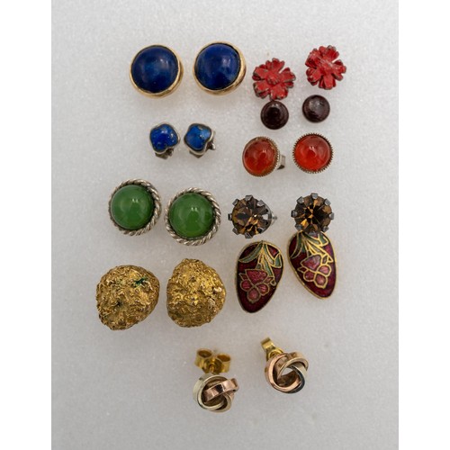 522 - A PAIR OF 9CT GOLD KNOT STUD EARRINGS AND 22 OTHER PAIRS OF STUD AND DROP EARRINGS