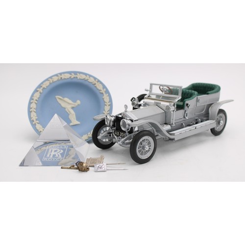 394 - A FRANKLIN MINT ROLLS ROYCE SILVER GHOST MODEL, A WEDGEWOOD SPIRIT OF ECSTASY PIN DISH, ROLLS ROYCE ... 