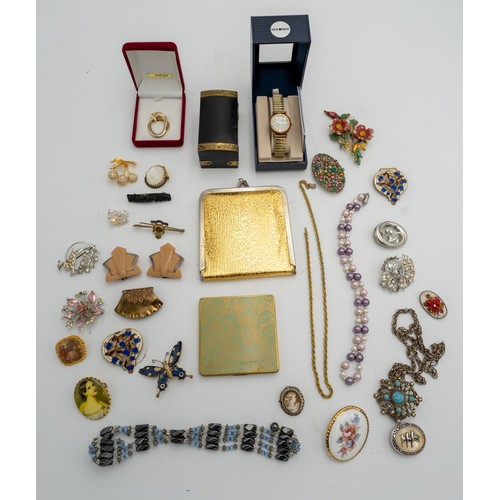 523 - A QUANTITY OF COSTUME JEWELLERY BROOCHES, NECKLACES, WRIST WATCH & COMPACT