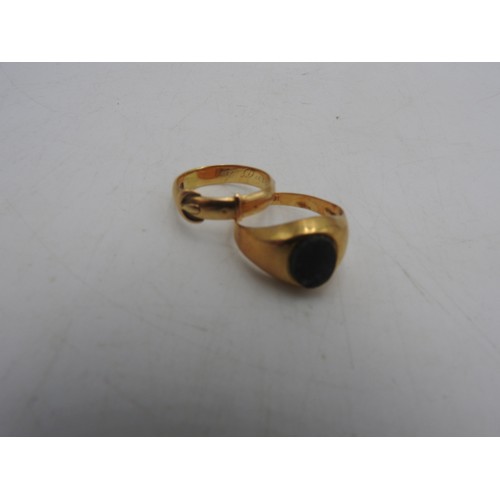 524 - 9CT GOLD BELT RING AND 9CT GOLD SIGNET RING, total weight 8g