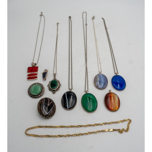 527 - A 9CT GOLD NECKLACE, SIX SILVER HARD STONE SET PENDANTS, TWO SILVER HARDSTONE AND ENAMELLED SILVER L... 