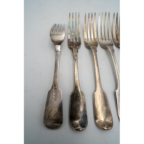 486 - A SET OF SIX HALLMARK SILVER DINNER FORKS, London 1828, total weight 14.6oz