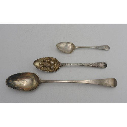 487 - A GEORGIAN HALL MARK SILVER BASTING SPOON, AN ORNATE FRUIT DECORATED HALLMARK SILVER SERVING SPOON A... 