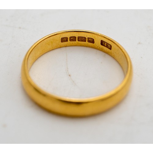 529 - A 22CT GOLD BAND RING, WEIGHING 5 GRAMS