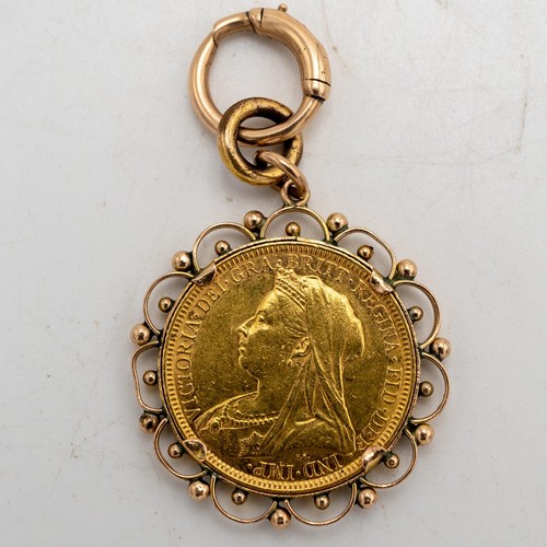 496 - A VICTORIAN GOLD SOVEREIGN WITH ORNATE MOUNT, DATED 1893