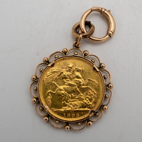 496 - A VICTORIAN GOLD SOVEREIGN WITH ORNATE MOUNT, DATED 1893