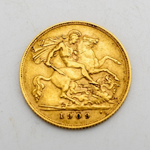 497 - AN EDWARDIAN GOLD HALF SOVEREIGN, DATED 1909