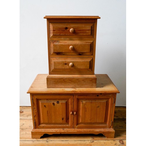 83 - A MODERN PINE 3-DRAWER BEDSIDE CHEST AND LOW PINE 2-DOOR CABINET, the chest 61 x 44 x 36cms