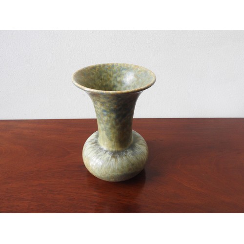 393 - A RUSKIN POTTERY SOUFFLE MOTTLE GLAZE BOLSTER VASE WITH FLARED OPENING, 16cm high