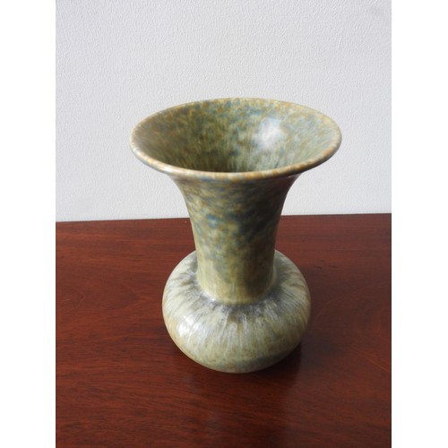 393 - A RUSKIN POTTERY SOUFFLE MOTTLE GLAZE BOLSTER VASE WITH FLARED OPENING, 16cm high