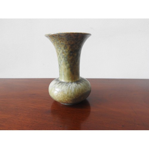 393 - A RUSKIN POTTERY SOUFFLE MOTTLE GLAZE BOLSTER VASE WITH FLARED OPENING, 16cm high