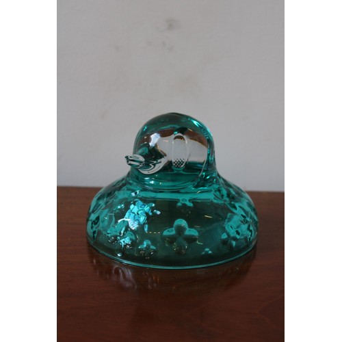 242 - A BACCARAT TURQUOISE STUDIO GLASS BOX COVER, IN THE FORM OF A STYLISED DUCK, 18cm dia