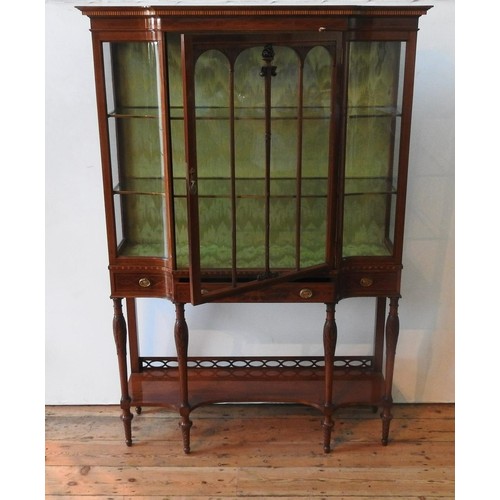 33 - AN EDWARDIAN MAHOGANY INLAID GLAZED BREAK-FRONT DISPLAY CABINET, with bowed glass panels, a long cen... 