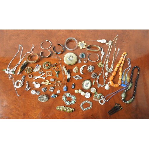 303 - A QUANTITY OF COSTUME JEWELLERY BROOCHES, NECKLACES BRACELETS AND COMPACT