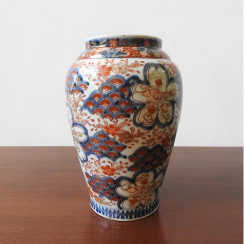 231 - A JAPANESE IMARI VASE, 26 cm high